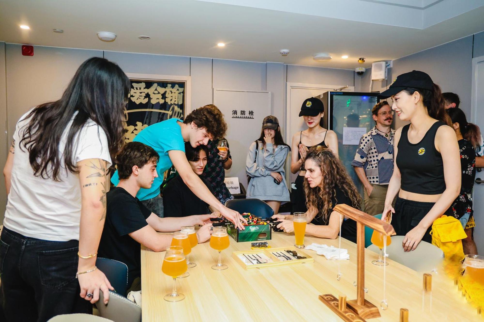 שנגחאי Dayin International Youth Hostel -Near People'S Square & Old Town -Social Area -Bar -Cafe -Gym -Free Laundry Luggage Storage -24H Front Desk -English Service מראה חיצוני תמונה