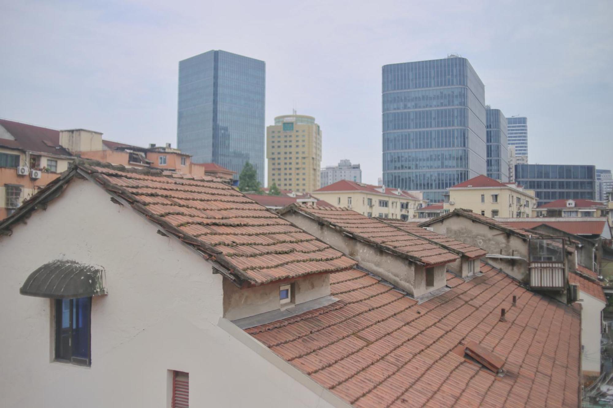 שנגחאי Dayin International Youth Hostel -Near People'S Square & Old Town -Social Area -Bar -Cafe -Gym -Free Laundry Luggage Storage -24H Front Desk -English Service מראה חיצוני תמונה