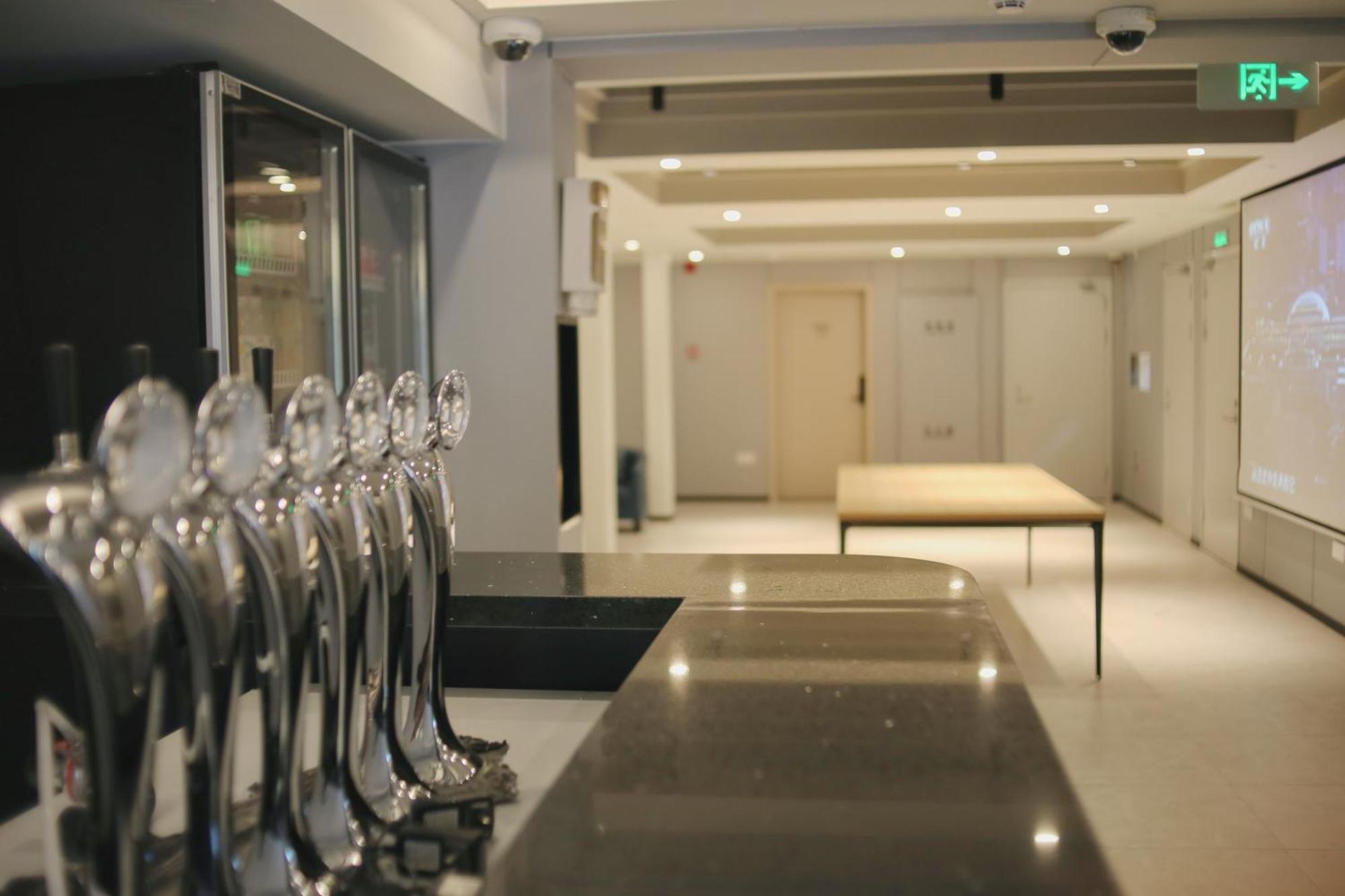 שנגחאי Dayin International Youth Hostel -Near People'S Square & Old Town -Social Area -Bar -Cafe -Gym -Free Laundry Luggage Storage -24H Front Desk -English Service מראה חיצוני תמונה